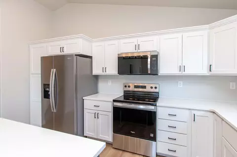 Kitchen - 6796 Deer Creek Pkwy, Horace, ND 58047 photo 4 of 5
