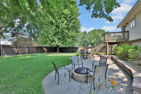 1098 Heather Dr, Woodbury, MN 55129
