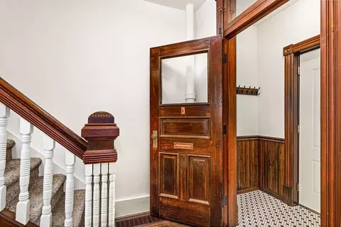 Entry Way - 410 E 7th St, Duluth, MN 55805 photo 4 of 5