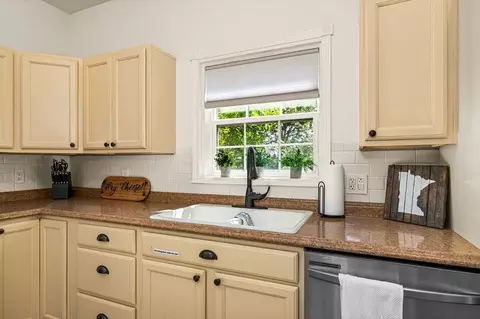 Kitchen - 410 E 7th St, Duluth, MN 55805 photo 2 of 2