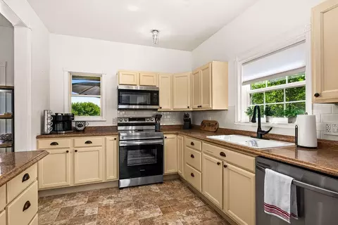 Kitchen - 410 E 7th St, Duluth, MN 55805 photo 1 of 2
