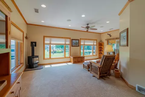 Living - 13698 Maple Rd, Mapleton, MN 56065 photo 2 of 4