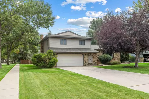 681 Cottonwood Ct, West Fargo, ND 58078