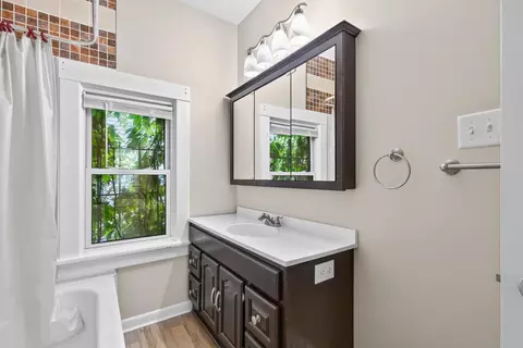 Bath - 2425 11th Ave S, Minneapolis, MN 55404 photo 2 of 2
