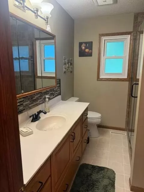 Bath - 1717 Canary Dr, Albert Lea, MN 56007 photo 1 of 3