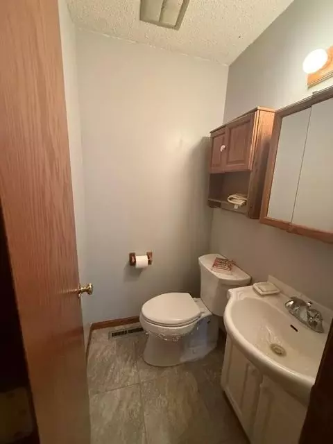 Bath - 1717 Canary Dr, Albert Lea, MN 56007 photo 3 of 3