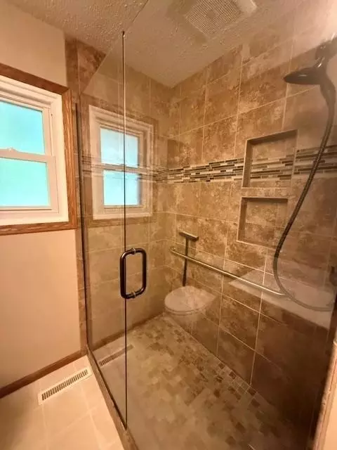 Bath - 1717 Canary Dr, Albert Lea, MN 56007 photo 2 of 3