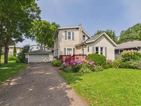 1887 Malvern St, Lauderdale, MN 55113