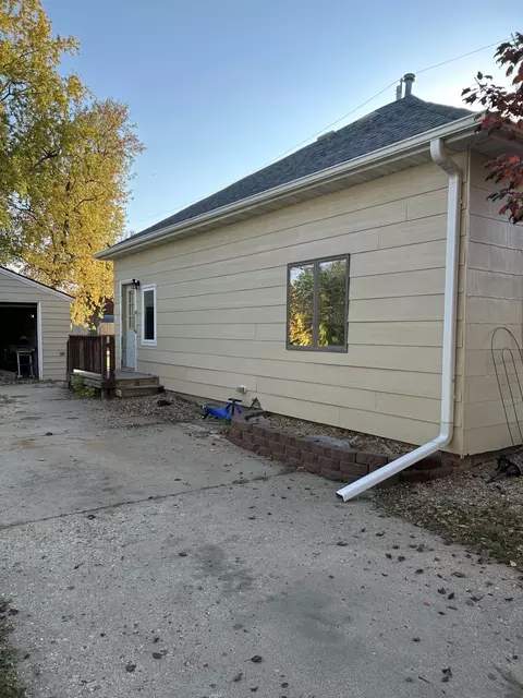 910 4th St SE, Pipestone, MN 56164 photo 2