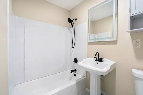 Bath - 103 11th Ave SW, Austin, MN 55912 photo 1 of 2