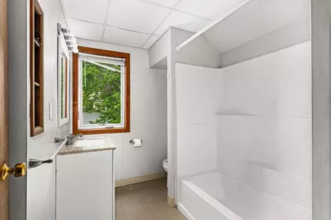 Bath - 1027 E 9th St, Duluth, MN 55805 photo 1 of 1