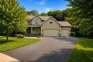605 Knollwood Dr, Hudson, WI 54016