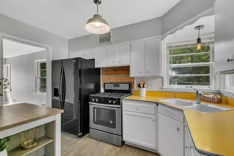 Kitchen - 122 30th Ave N, Saint Cloud, MN 56303 photo 2 of 2