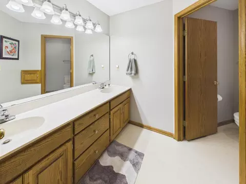 Bath - 2527 Colony Cir, Saint Cloud, MN 56303 photo 11 of 13
