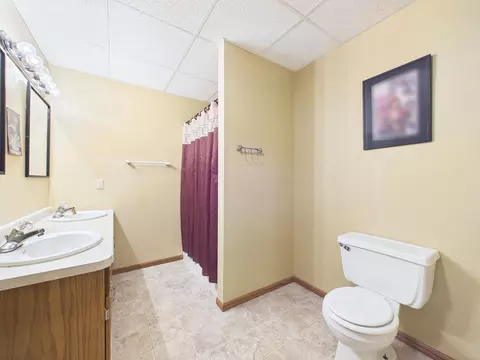 Bath - 2527 Colony Cir, Saint Cloud, MN 56303 photo 13 of 13