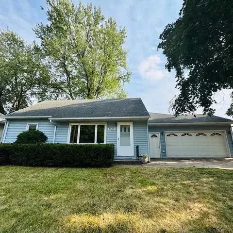 1716 Oakcrest Ave, Roseville, MN 55113