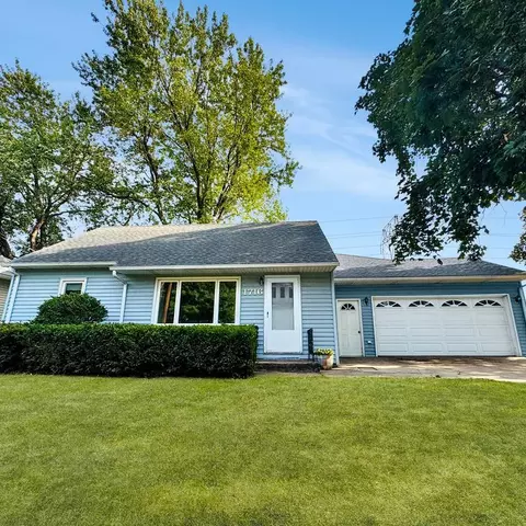 1716 Oakcrest Ave, Roseville, MN 55113