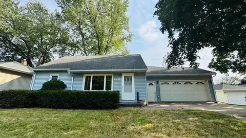 1716 Oakcrest Ave, Roseville, MN 55113