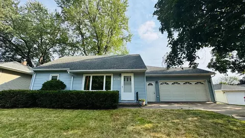 1716 Oakcrest Ave, Roseville, MN 55113