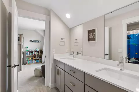 Bath - 4605 Sunset Ln, Excelsior, MN 55331 photo 6 of 7