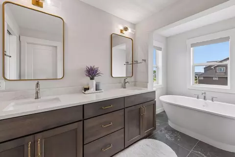Bath - 4605 Sunset Ln, Excelsior, MN 55331 photo 3 of 7