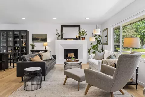 8465 Winnetka Heights Dr, Golden Valley, MN 55427