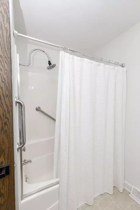 Bath - 2544 Arrowhead Rd S, Fargo, ND 58103 photo 5 of 8