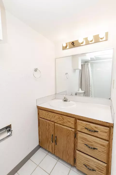Bath - 2544 Arrowhead Rd S, Fargo, ND 58103 photo 7 of 8