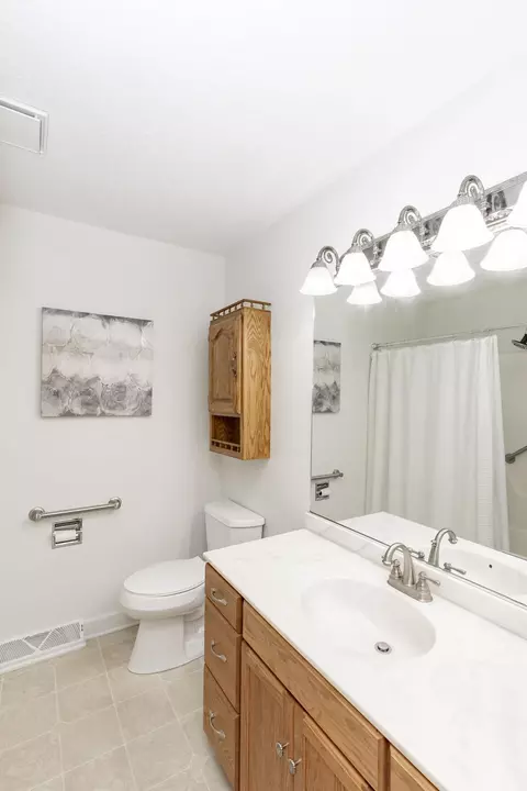 Bath - 2544 Arrowhead Rd S, Fargo, ND 58103 photo 3 of 8