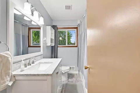 Bath - 2107 Shale Ln, Eagan, MN 55122 photo 1 of 4