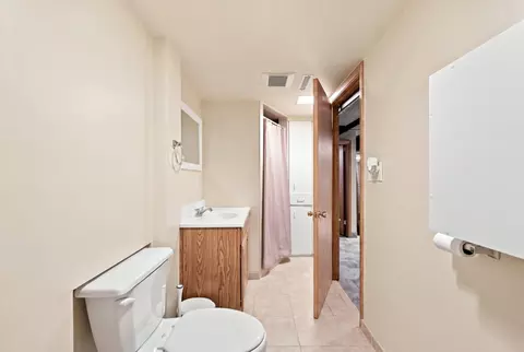 Bath - 2107 Shale Ln, Eagan, MN 55122 photo 4 of 4