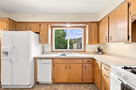 Kitchen - 2107 Shale Ln, Eagan, MN 55122 photo 2 of 3