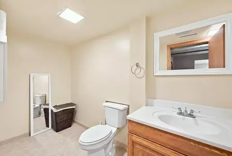 Bath - 2107 Shale Ln, Eagan, MN 55122 photo 3 of 4