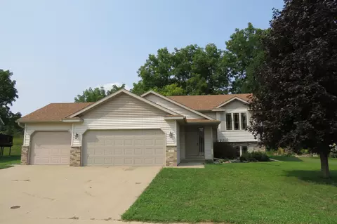 652 7th St SW, Pine Island, MN 55963