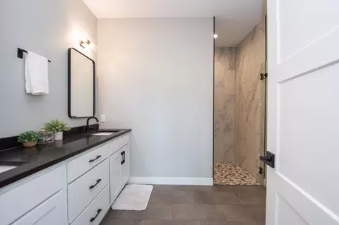 Bath - 428 Audrey Dr, Mapleton, ND 58059 photo 4 of 6
