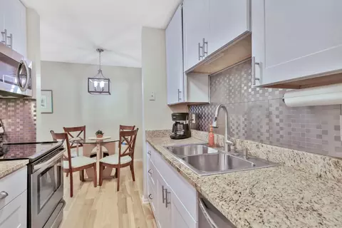 2800 Hamline Ave N #241, Roseville, MN 55113