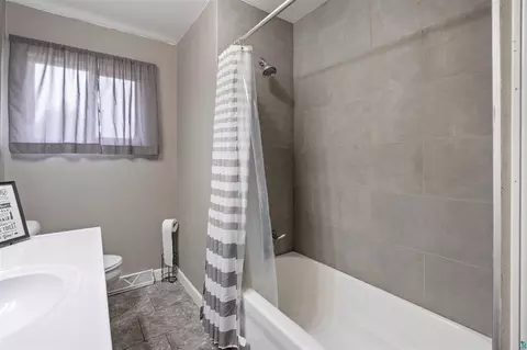 Bath - 3869 Sandberg Rd, Duluth, MN 55810 photo 2 of 3