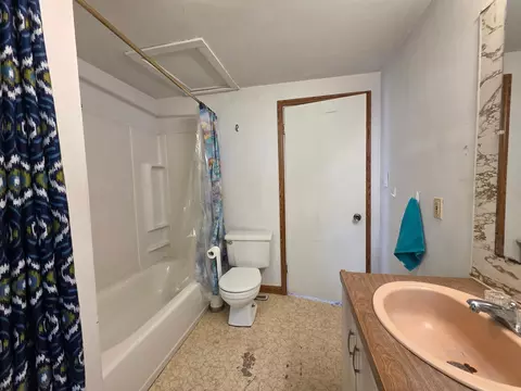 Bath - 1108 11th St NW, Austin, MN 55912 photo 1 of 1