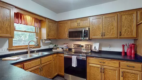 Kitchen - 635 NW 6th St NW, Plainview, MN 55964 photo 2 of 4