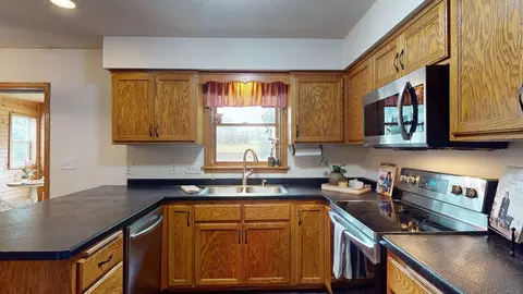 Kitchen - 635 NW 6th St NW, Plainview, MN 55964 photo 3 of 4