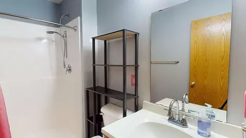 Bath - 635 NW 6th St NW, Plainview, MN 55964 photo 3 of 3