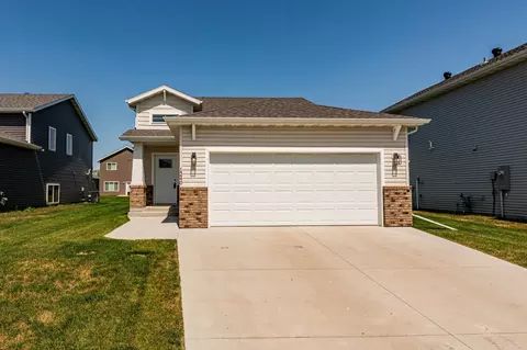 1240 Rachel Dr W, West Fargo, ND 58078