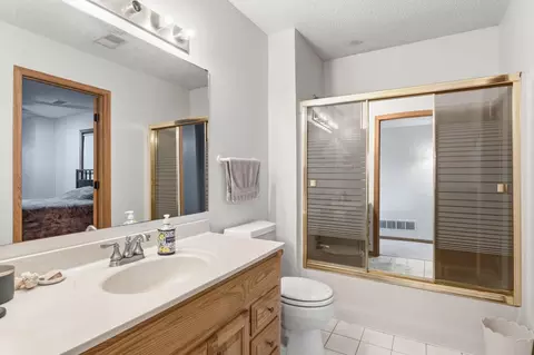 Bath - 1467 Kings Crst, Eagan, MN 55122 photo 5 of 5