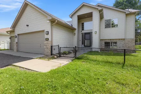 1911 Queens Dr, Woodbury, MN 55125