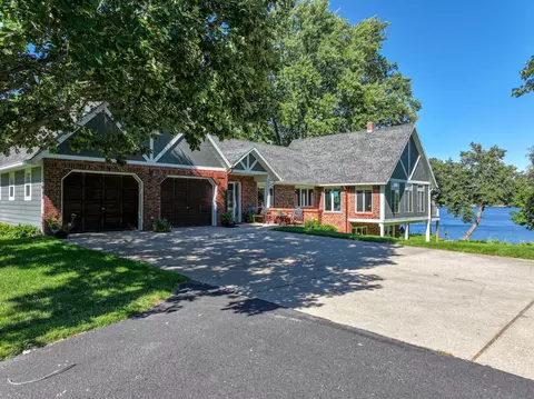 1301 Geneva Dr, Alexandria, MN 56308