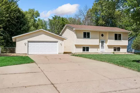 6771 Maple Dr, Rockford, MN 55373