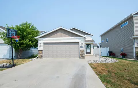 5837 58th Ave S, Fargo, ND 58104