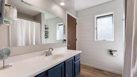 Bath - 308 23rd St SE, Willmar, MN 56201 photo 1 of 2
