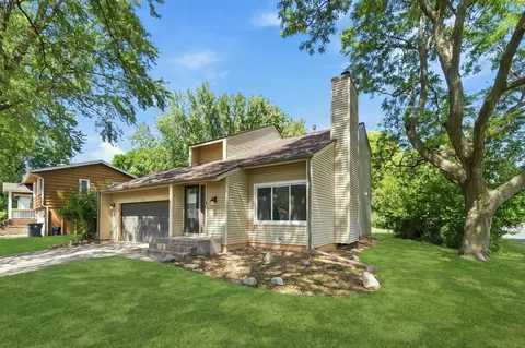 8687 Ridgewind Rd, Eden Prairie, MN 55344