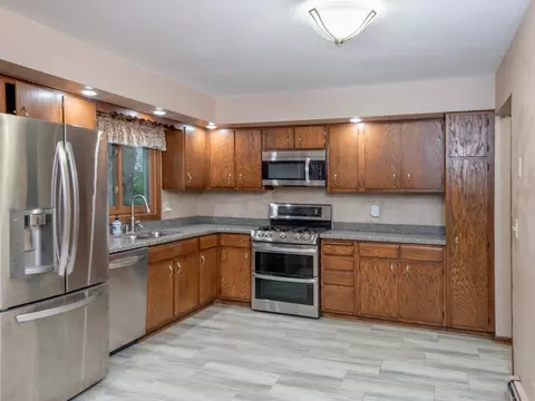1801 River Hills Dr, Burnsville, MN 55337